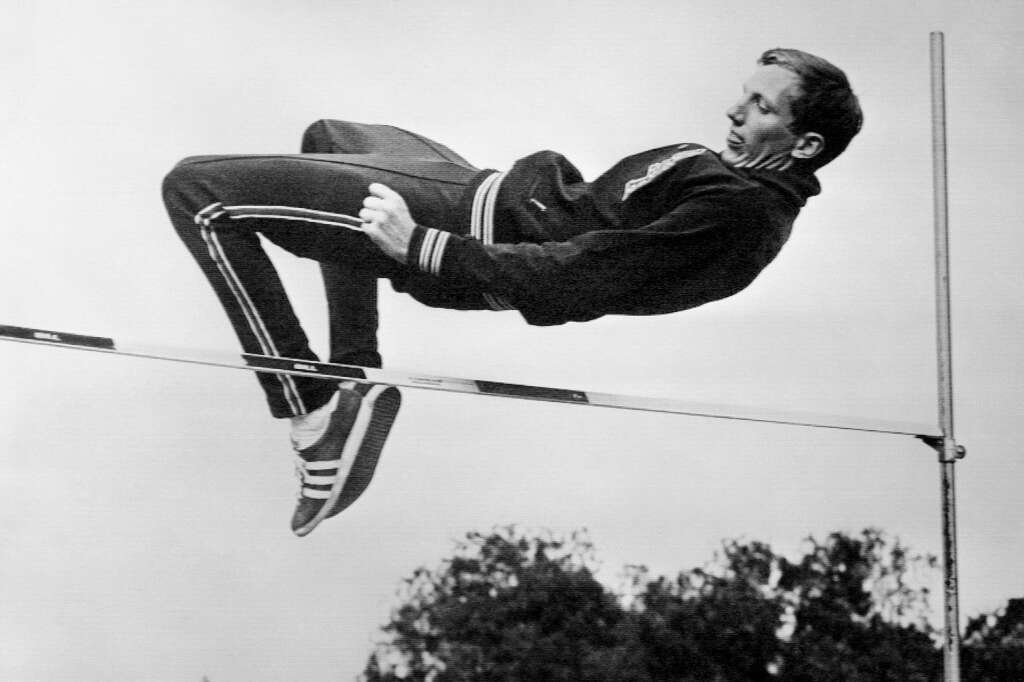 12 mars - Dick Fosbury <br> L’athlète américain, célèbre pour avoir popularisé et perfectionné la technique dite du « saut en rouleau dorsal » et champion olympique de saut en hauteur en 1968 est mort dimanche 12 mars après un bref combat contre un lymphome. 