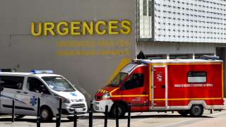 An ambulance and a firefighter truck drive in front of the emergency service of the Nantes CHU Hospital on March 16, 2017 in Nantes, western France. (Photo by LOIC VENANCE / AFP)