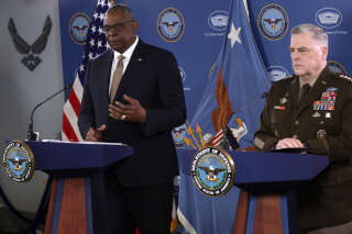 Le secrétaire américain à la Défense Lloyd Austin et le général Mark Milley lors d’une conférence de presse au Pentagone, faisant suite à un appel avec Moscou pour évoquer l’abattage d’un drone américain MQ-9 Reaper dans la mer Noire par des avions de chasse russes.