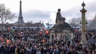 In the minutes following the announcement of the use of 49-3 to pass the pension reform without a vote in the Assembly, thousands of opponents gathered more or less spontaneously on the Place de la Concorde in Paris.