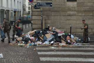 Que font ces militaires qui ramassent des ordures dans Paris ? 