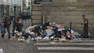 La photo de ces militaires en plein nettoyage d’une rue du Ve arrondissement de Paris a suscité de nombreuses questions sur les réseaux sociaux.
