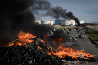 Fires and makeshift roadblocks block the access to oil terminals at the Total Energies refinery during an action called by unions to protest against the government's proposed pensions overhaul in Donges, western France on March 16, 2023. - A proposed reform of pension system, which has sparked massive protests and strikes since the start of the year, is to be put to a vote in parliament in a decisive moment for French President. The Senate and lower house National Assembly are set to hold ballots on the legislation to raise the retirement age to 64. (Photo by LOIC VENANCE / AFP)