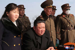 Durant le weekend des 18 et 19 mars, le dirigeant nord-coréen Kim Jong-un (ici au côté de sa fille) a dirigé des exercices visant à simuler une contre-offensive nucléaire.