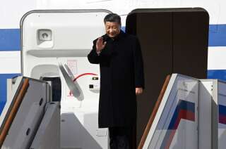 Xi Jinping, à la sortie de l’avion qui l’a conduit ce lundi 20 mars en Russie, pour rencontrer son homologue russe Vladimir Poutine.