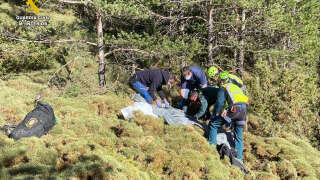 This handout image taken on March 19 and released on March 20, 2023 by the Spanish Guardia Civil shows Guardia Civil officers recovering a body on the Pena Oroel mountain in Jaca. - Spanish police confirmed finding skeletal remains in the Pyrenees, saying that they probably belong to a French father suspected of killing two teachers in France eight months ago. The remains were found early on March 19 in Pena Oroel in the foothills of the Pyrenees by a man who was out hunting, the Guardia Civil said. (Photo by Spanish Guardia Civil / AFP) / RESTRICTED TO EDITORIAL USE - MANDATORY CREDIT 