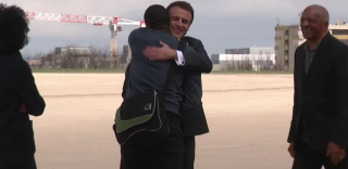 Le journaliste français Olivier Dubois, pris en otage pendant près de deux ans par des djihadistes au Mali, a atteri en France ce mardi 21 mars, où il a été accueilli par le président Emmanuel Macron.