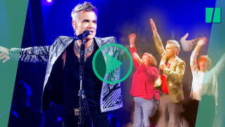Ces fans de Robbie Williams étaient mal placées à Bercy, alors il les fait monter sur scène