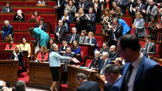 French Prime Minister Elisabeth Borne (C) gestures after delivering a speech prior to the vote of two motions of no confidence at the French National Assembly, on March 20, 2023. - French Prime Minister Elisabeth Borne faces two motions of no confidence at the National Assembly, after forcing through an unpopular pension reform last week without a vote, using the article 49.3 of the constitution. (Photo by BERTRAND GUAY / AFP)