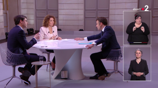 Invité des journaux télévisés de France 2 et TF1, Emmanuel Macron a confirmé que le projet de loi sur l’immigration dit « Loi Darmanin » ne serait pas discuté ce lundi. À l’inverse, il envisage un découpage en plusieurs textes.