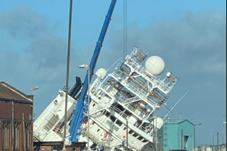 Plusieurs blessés après qu’un bateau bascule dans un chantier naval d’Édimbourg