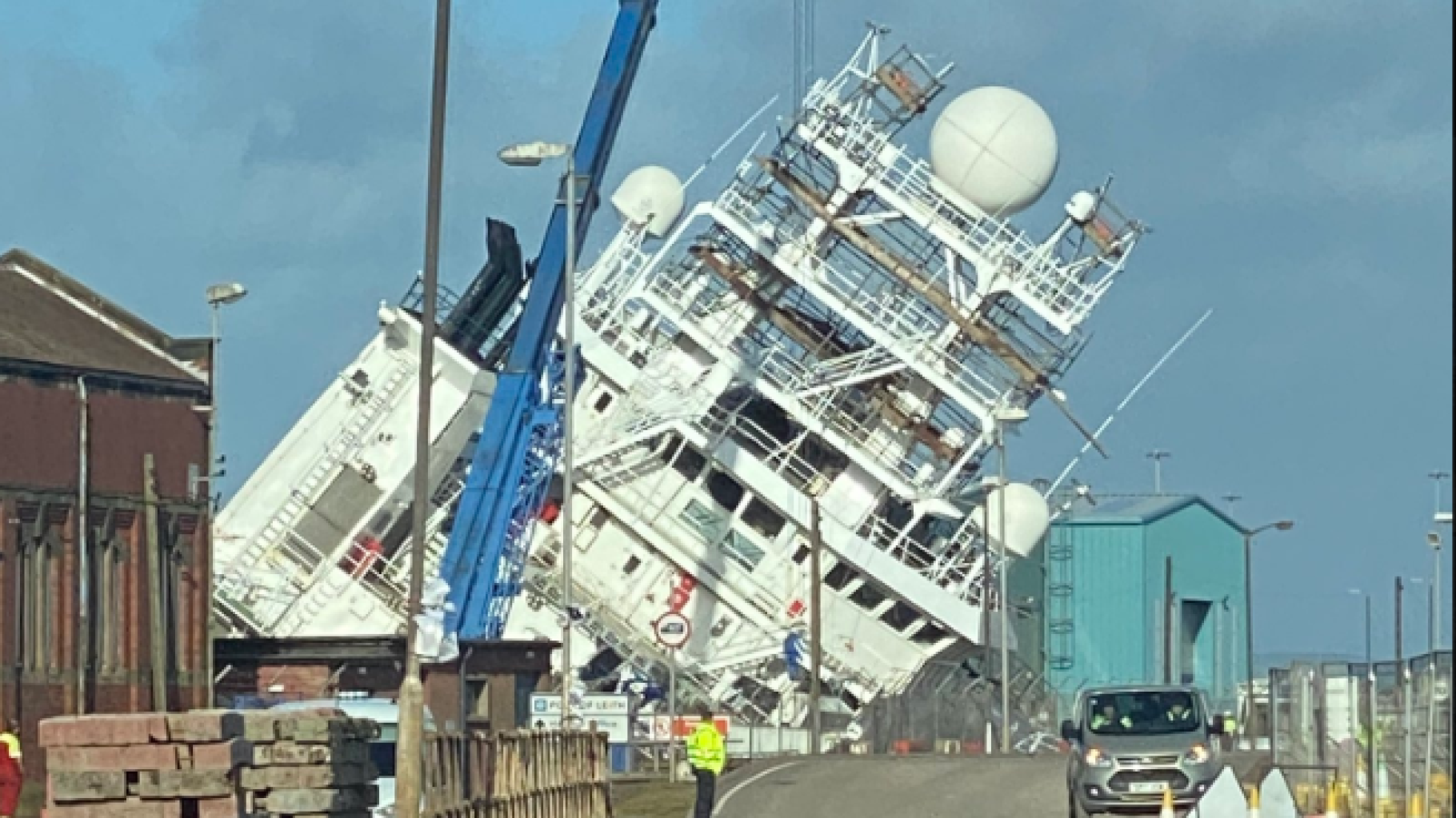 In Edinburgh kapseist het Petrel-schip op de scheepswerf, waarbij verschillende mensen gewond raken