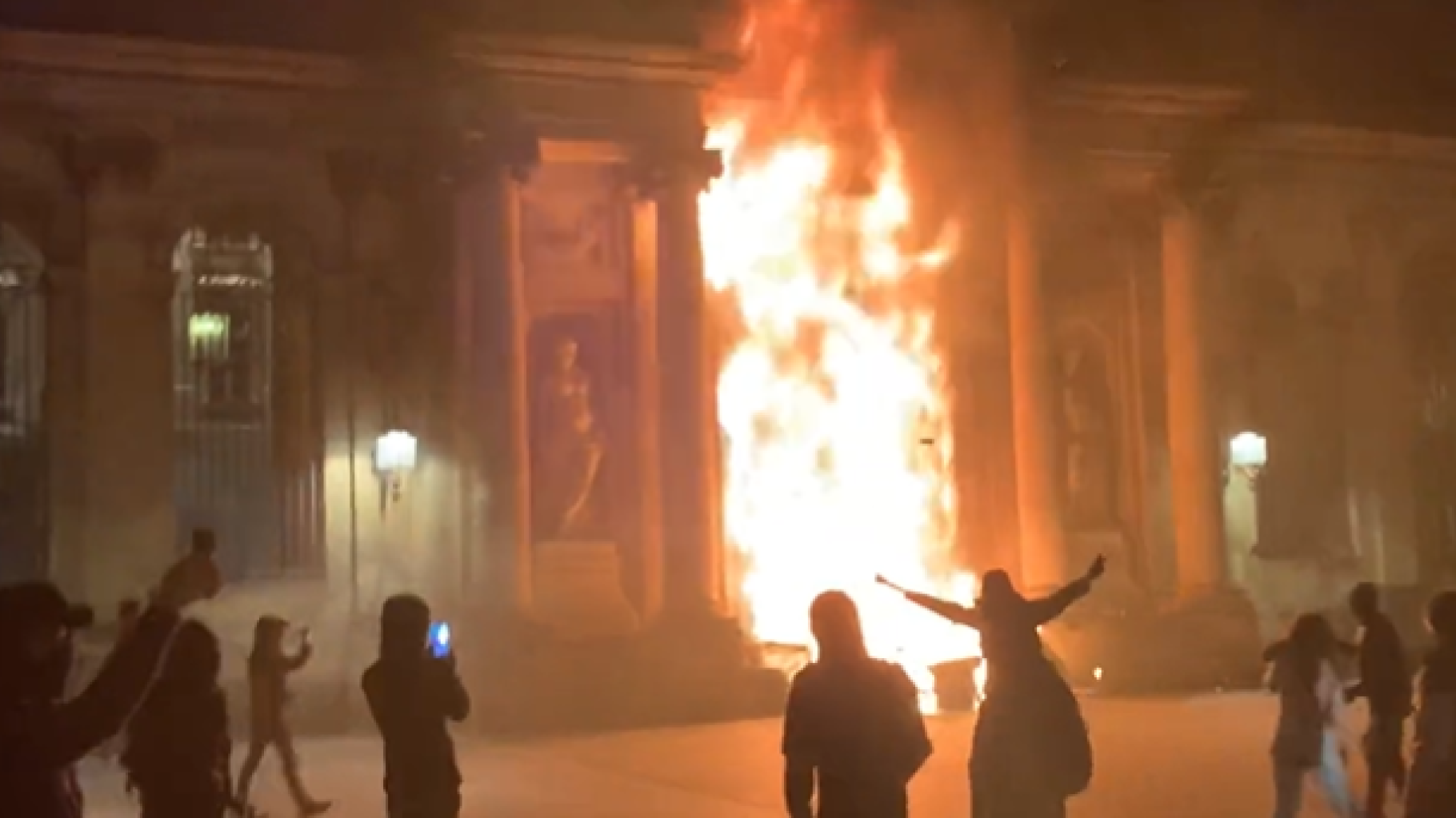 L’entrée de la mairie de Bordeaux incendiée à l’issue de la manifestation