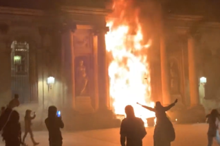 L’entrée de la mairie de Bordeaux incendiée à l’issue de la manifestation 