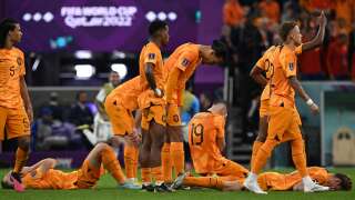 Netherlands' players react to their defeat in the Qatar 2022 World Cup quarter-final football match between The Netherlands and Argentina at Lusail Stadium, north of Doha on December 9, 2022. (Photo by Paul ELLIS / AFP)