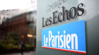 This photograph taken on December 20, 2022 shows the logo of the French press group Les Echos Le Parisien displayed on a board outside the group's headquarters, in Paris. (Photo by Christophe ARCHAMBAULT / AFP)