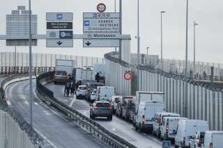 L’Union européenne a mis fin ce lundi 27 mars a validé la fin des moteurs thermiques dans les voitures neuves à partir de 2035. (Photo : embouteillage à Calais, novembre 2021)