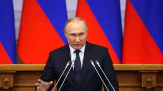 Le président russe Vladimir Poutine, ici à Saint-Pétersbourg, a annoncé samedi 25 mars 2023 déployer des armes nucléaires « tactiques » sur le territoire de son allié, le Bélarus.
