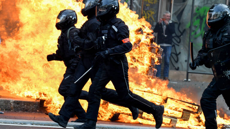 Des policiers de la Brav-M photographiés à Paris lors de la jounée de mobilisation du 23 mars.