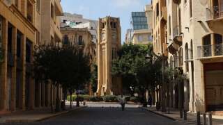 La tour de l’horloge située devant le Parlement, dans le centre-ville de Beyrouth, indique l’heure le 26 mars 2023, après que le gouvernement libanais a annoncé sa décision de retarder l’heure d’été.
