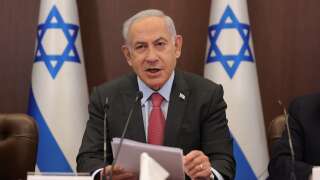 Le Premier ministre israélien Benjamin Netanyahu a annoncé lundi une « pause » dans le processus d’adoption de la réforme de la justice en cours d’examen au Parlement, et contestée dans la rue depuis près de trois mois.
