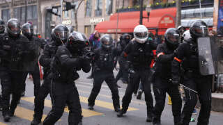 Les policiers à l’origine de menaces envers de jeunes manifestants la semaine dernière à Paris lors d’une manifestation sauvage contre la réforme des retraites ont été formellement identifiés ce lundi 27 mars.