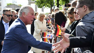 Charles III et Camilla Parker Bowles, alors prince et princesse de Galles, saluent la foule à la porte de Brandebourg, à Berlin, le 7 mai 2019.