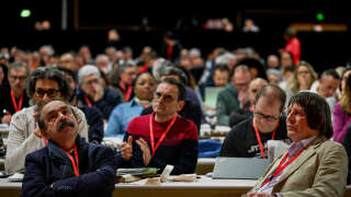 Le secrétaire général sortant de la CGT, Philippe Martinez (à gauche), et l’ancien secrétaire général du syndicat CGT, Bernard Thibault (à droite), écoutent un discours lors de la journée d’ouverture du 53e congrès du syndicat CGT, le 27 mars 2023.