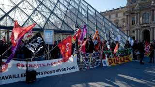 Des manifestants opposés à la réforme des retraites ont bloqué les accès pour entrer dans le musée du Louvre, contraignant le musée parisien à fermer ses portes pour une durée encore indéterminée.