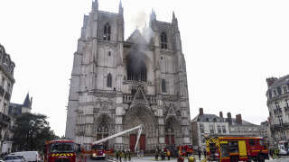 Sur cette photo d’archive, les pompiers sont à l’oeuvre pour éteindre l’incendie de la cathédrale Saint-Pierre-et-Saint-Paul de Nantes survenu le 18 juillet 2020.