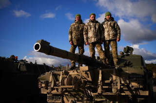 Le 22 février, des soldats ukrainiens posent devant un char FV 4034 Challenger 2 sur une base militaire de l’armée britannique, où ils ont été formés au maniement de ces blindés avant de retourner en Ukraine.