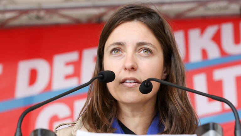 Sophie Binet of the French General Confederation of Labour (confederation generale du travail, CGT) speaks during a May Day rally of the German Trade Union Federation (DGB) on Labour Day, May 1, 2015, in Hamburg, northern Germany.                AFP PHOTO / DPA / BODO MARKS   +++   GERMANY OUT (Photo by BODO MARKS / DPA / AFP)