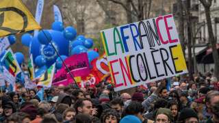 Des manifestants tiennent une pancarte « la France en colère » lors de la mobilisation du 28 mars