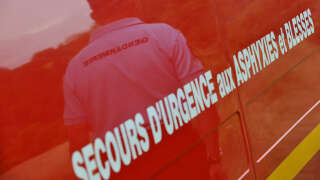 Gendarme reflecting on the bodywork of a fire ambulance in the commune of Ouides while he is participating on July 28, 2011 in Ouides in search of a 37-year-old woman and her 7-year-old son, domiciled in Bouchet- Saint-Nicolas and missing since July 17th.  The mother and her son were found alive this afternoon, we learned from a judicial source who did not give details of their state of health.  AFP PHOTO THIERRY ZOCCOLAN (Photo by THIERRY ZOCCOLAN / AFP)