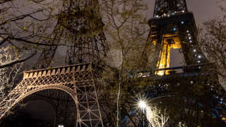 Depuis ce samedi 1er avril, une copie presque identique à la Tour Eiffel trône désormais sur le Champs de Mars pour une dizaine de jours.