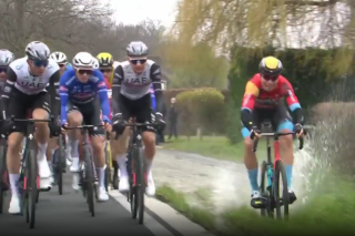 Sur le Tour des Flandes, le raccourci emprunté par ce coureur a fait du dégât