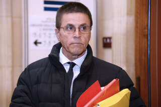 Hassan Diab who was arrested in November 2008 for his alleged role in a 1980 Paris synagogue bombing arrives at the courthouse on Mai 24, 2016 in Paris. - A French court will decide on May 24, 2016 whether Diab will go back to jail, after he was placed under house arrest with an electronic bracelet. (Photo by BERTRAND GUAY / AFP)
