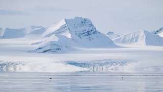 Une équipe de chercheurs commencera à creuser la glace le 4 avril 2023 dans l’archipel arctique du Svalbard, au nord de la Norvège.