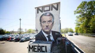 A Avignon, ce graffiti de l’artiste Lekto représentant  Emmanuel Macron avec le 49.3 écrit en forme de moustache va être retiré a indiqué l’agglomération le 3 avril.