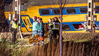 Des opérations de sauvetage sont en cours après le déraillement d’un train de passagers qui a heurté un équipement de construction sur la voie, à Voorschoten, Pays-Bas, le 4 avril 2023.