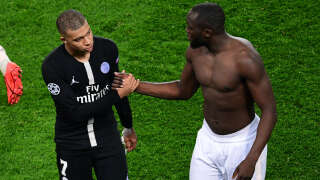 Paris Saint-Germain's French forward Kylian Mbappe (L) shakes hands with Manchester United's Belgian forward Romelu Lukaku (R) at the end of the UEFA Champions League round of 16 second-leg football match between Paris Saint-Germain (PSG) and Manchester United at the Parc des Princes stadium in Paris on March 6, 2019. (Photo by Martin BUREAU / AFP)