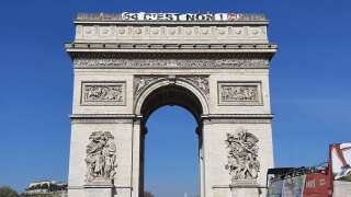 Ce mercredi 5 avril, des membres des branches Culture et Spectacle de la CGT ont occupé l’Arc de Triomphe, à Paris, y déployant une large banderole contre la réforme des retraites.