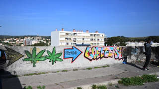 Un graffiti photographié à Marseille en mai 2022, indiquant sans grande discrétion l’emplacement d’un point de vente de drogue pour les consommateurs.