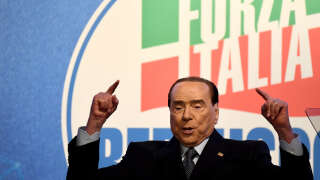 El ex primer ministro italiano y líder del partido Forza Italia, Silvio Berlusconi, gesticula durante un mitin en Roma el 9 de marzo de 2022. (Foto de FILIPPO MONTEFORTE / AFP)