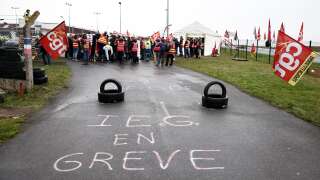 Des syndicalistes CGT et des grévistes participent à une manifestation sur le site de stockage de gaz de Storengy à Gournay-sur-Aronde, en marge de la 11e journée d’action contre la réforme des retraites.