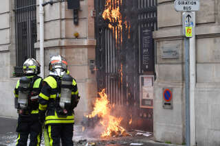 Le porche de la Banque de France à Nancy incendié, des heurts dans plusieurs grandes villes