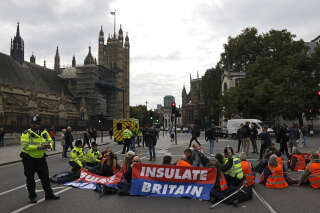 Pour avoir voulu invoquer le changement climatique pour justifier leurs actions, des militants écologistes ont fini condamnés et emprisonnés en Angleterre (photo prise en octobre dernier, à l’occasion d’un blocage mené par Insulate Britain à Parliament Square, à Londres).