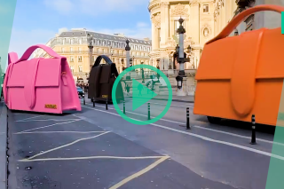 Les sacs Jacquemus géants qui roulent dans Paris n’existent pas vraiment