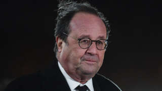 Former French President Francois Hollande (C) attends a commemorative ceremony marking the 8th anniversary of the 2015 deadly Islamist terror attack on the Hyper Cacher Jewish supermarket in Paris, on January 9, 2023. - January 9, 2023 marks eight years after the attacks of January 2015 on French satirical magazine Charlie Hebdo, the Hyper Cacher market and police, which left 17 people dead and were the first in a series of jihadist attacks in France. (Photo by JULIEN DE ROSA / AFP)