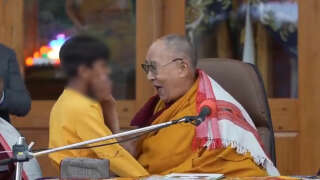 Dans une vidéo devenue virale sur les réseaux sociaux, le Dalaï Lama, chef spirituel tibétain, est vu en train de demander à un enfant de lui « sucer » la langue.